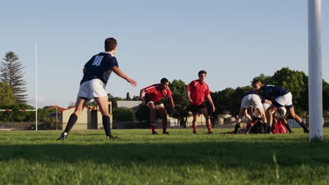 Rugbyspieler-Spielen-Auf-Dem-Spielfeld