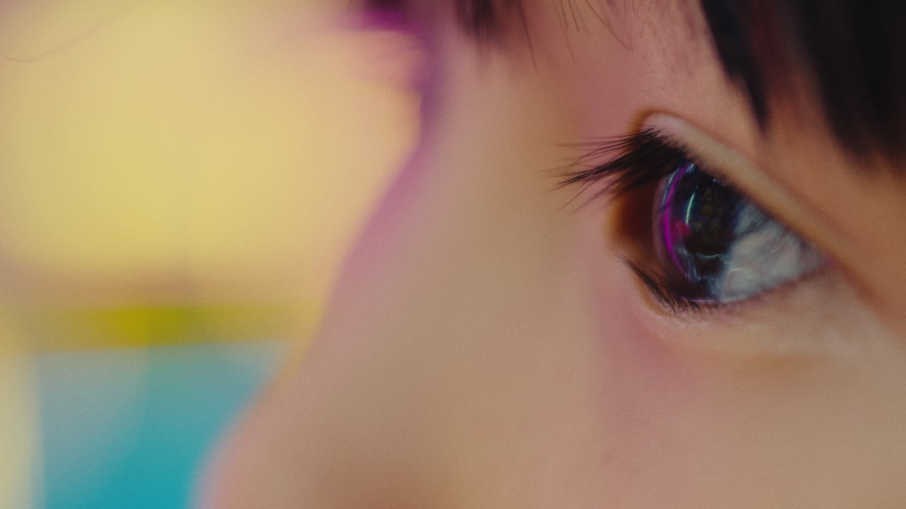 el ojo asiático se centra en la lectura, el aprendizaje y el juego.