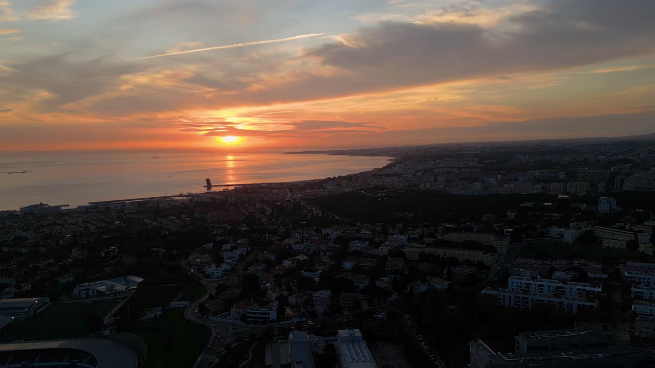 리스본은 해가 지면 해변의 이야기를 속삭이고, 황금빛이 해변의 집과 발견 기념비와 항해 보트를 비추며 해변 꿈의 조용한 교향곡을 연주합니다.