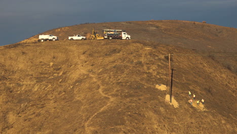 un equipo de mantenimiento de un instalador de líneas telefónicas de sce trabaja en las líneas eléctricas en las colinas quemadas tras el desastroso incendio de thomas
