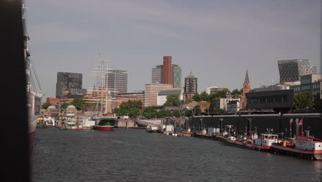 Skyline-at-Hamburg-Landungsbrücken-at-daylight-1