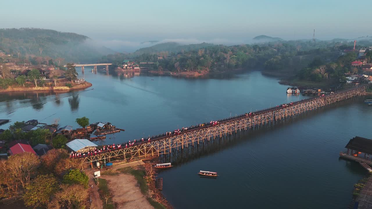 una vista panorámica del puente mon en un día de niebla en songklaburi, tailandia, creando una atmósfera mística