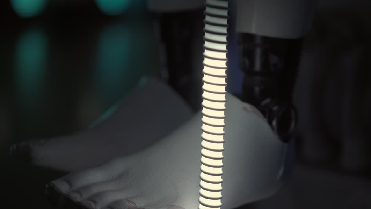 Nahaufnahme eines Prothesenfußes mit medizinischer Ausrüstung