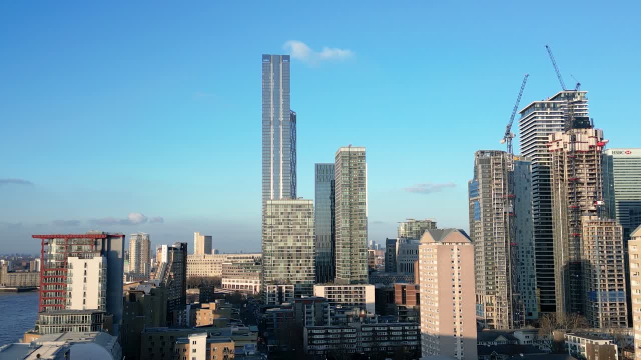 horizonte del muelle canario cbd contra el cielo azul en el río támesis, vista aérea