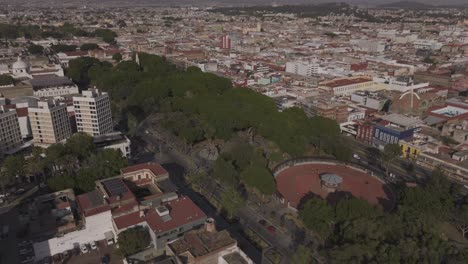 Orbitale-Luftaufnahme-Des-Parks-Paseo-Bravo-In-Puebla