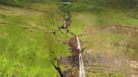 Kippaufnahme-Der-Cascata-Da-Ribeira-Grande-Portugal-Während-Der-Goldenen-Stunde---Drohnenaufnahme