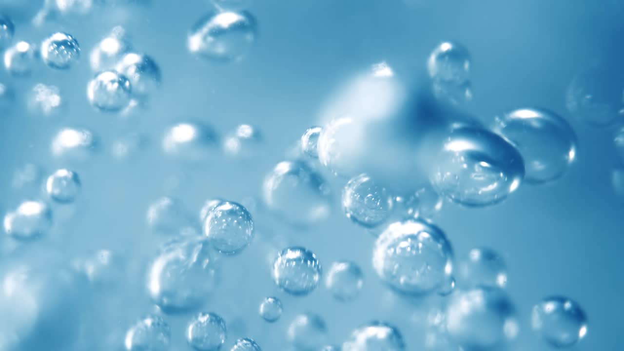 파란 물에 많은 물 거품이 가 ⁇ 게, 느린 움직임의 거품과 함께 추상적인 물 파동.