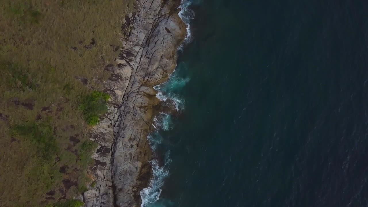 vuelo aéreo sobre una isla tropical y el mar