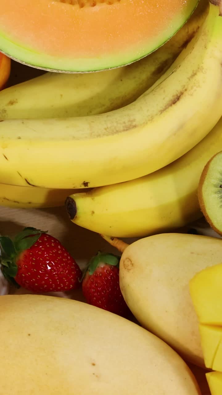 exhibición vibrante de varias frutas frescas