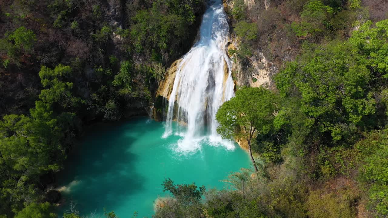 Aerea: incredibile cascata che si riversa lungo il fianco roccioso di una montagna nella foresta pluviale
