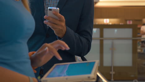 Personas-Con-Móvil-Y-Tablet-Pc-En-El-Centro-Comercial.