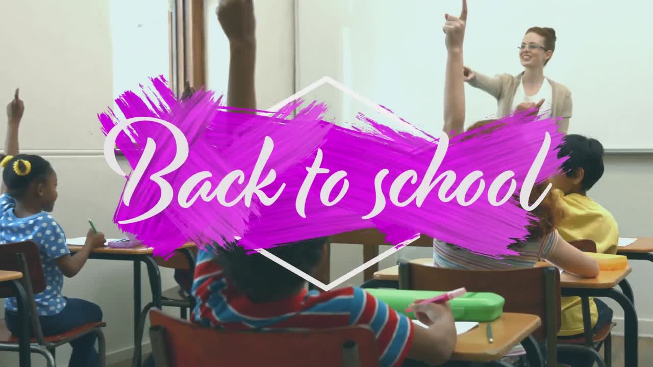 Testo 'Ritorno a scuola' su una pennellata, con bambini e insegnante a scuola sullo sfondo.