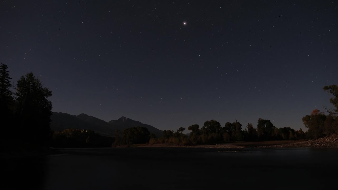 Timelapse del Montana con stelle e alba nel Parco Nazionale di Yellowstone