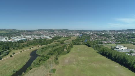 Nähert-Sich-Exeter-City-In-Devon,-Mit-Dem-Flugzeug,-Entlang-Des-Flusses-Exe,-An-Einem-Sonnigen-Tag