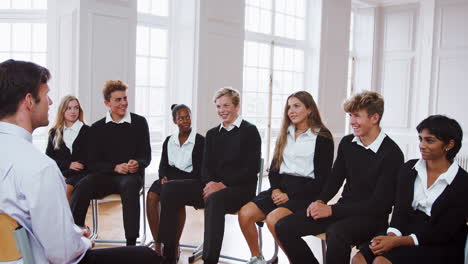 Grupo-De-Estudiantes-Adolescentes-Discutiendo-Con-El-Tutor