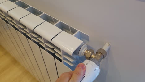 regular la temperatura en la casa con un termostato en el radiador
