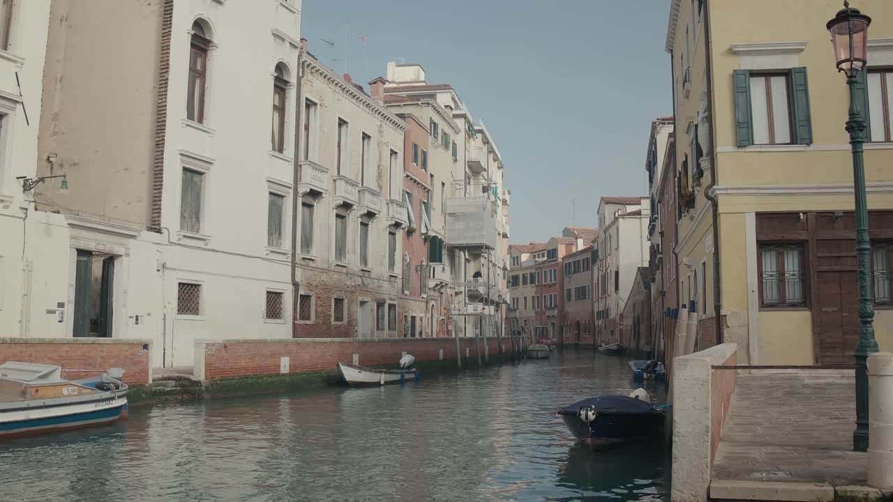tranquila escena del canal de venecia con barcos amarrados, italia