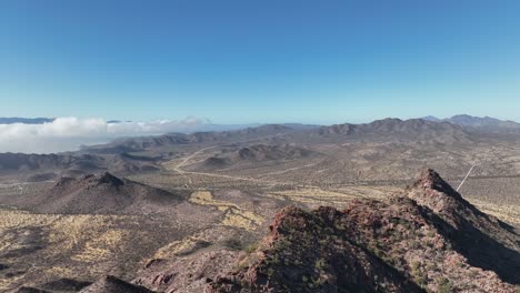 Toma-Aérea-De-Un-Dron-Bajando-Por-La-Cresta-De-Una-Montaña