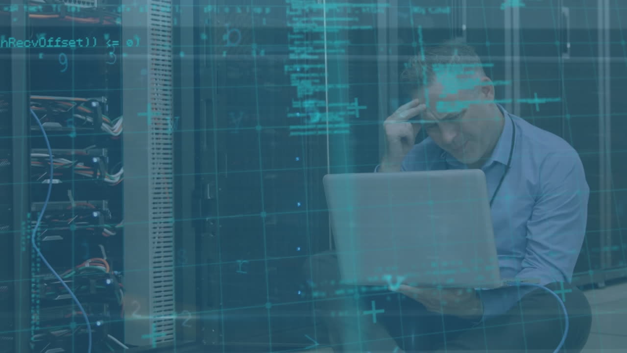 animación del procesamiento de datos de seguridad cibernética sobre un ingeniero caucásico usando una computadora portátil en la sala de servidores.