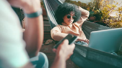 Una-Mujer-Usando-Su-Computadora-Portátil-Mientras-Se-Relaja-Afuera