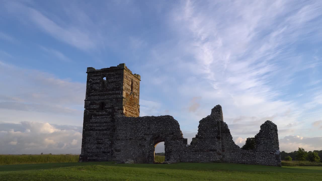 iglesia de knowlton, dorset, inglaterra. cacerola lenta, luz de la mañana