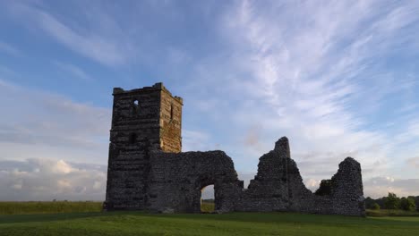 Knowlton-Kirche,-Dorset,-England.-Langsamer-Schwenk,-Morgenlicht