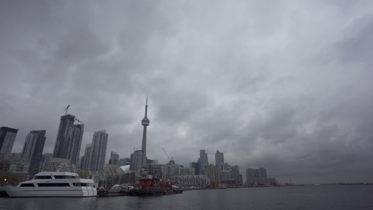Nuvole invernali suggestive sullo skyline di Toronto e sul Lago Ontario