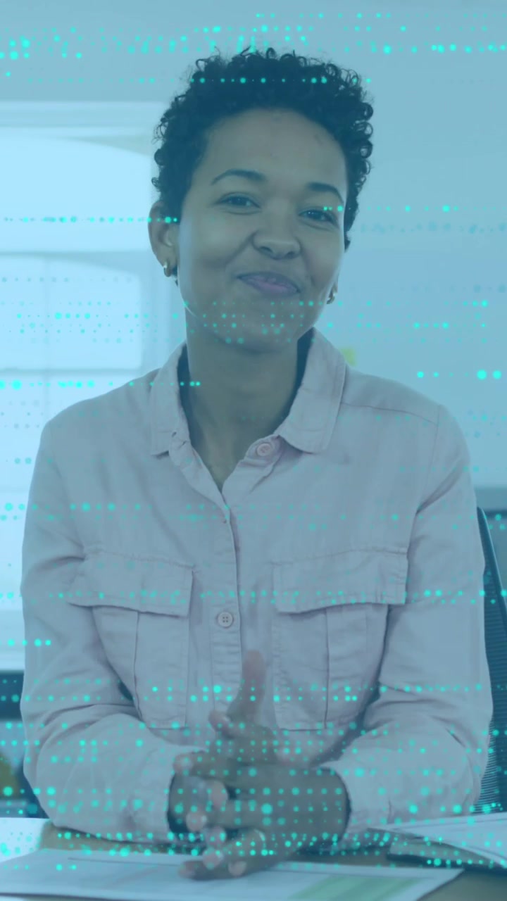 Animation af databehandling over en afroamerikansk forretningskvinde, der taler på kontoret