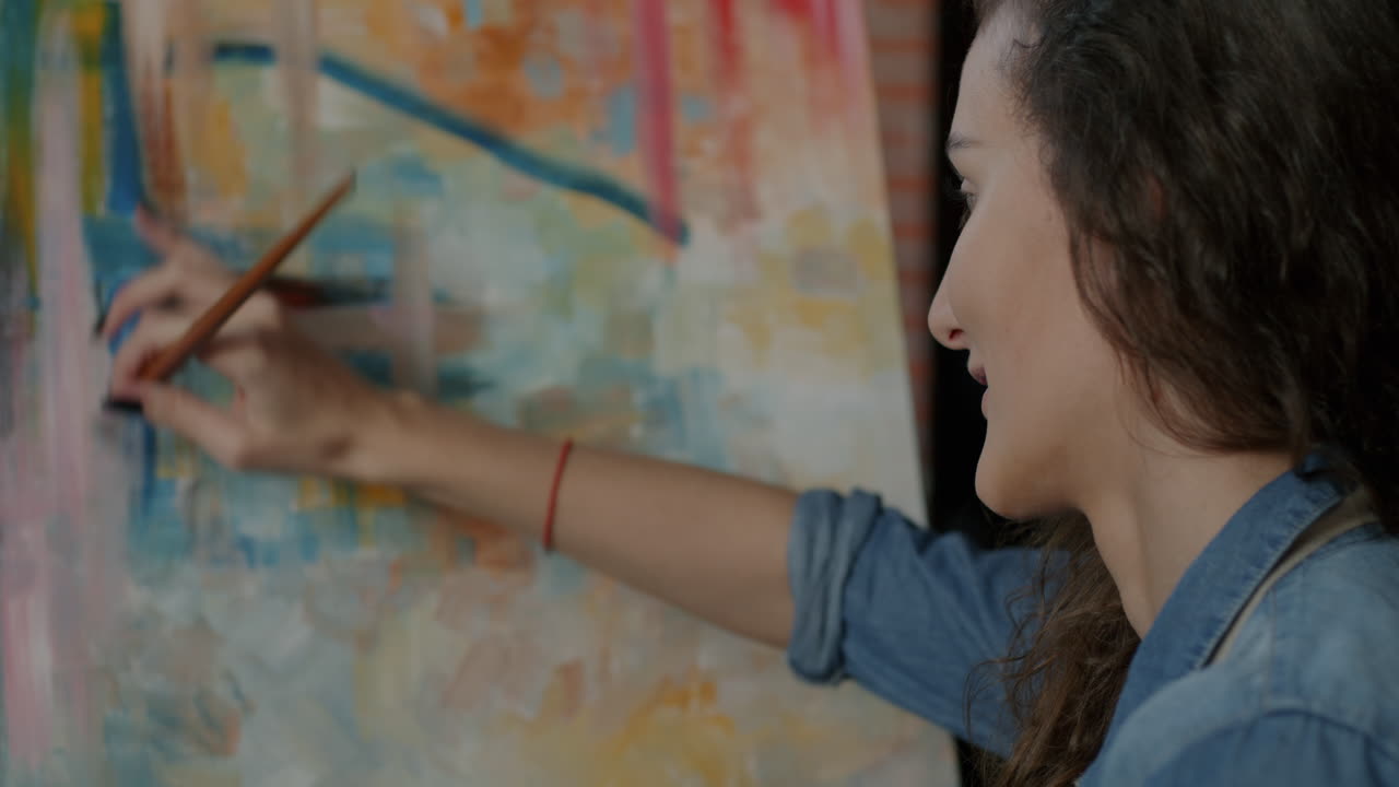 미술 스튜디오에서 그림 그리는 여자