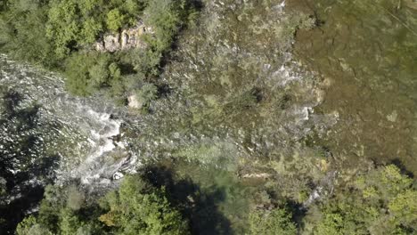 Eine-Schöne-Aussicht-Auf-Den-Glitzernden-Fluss