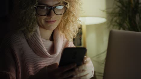 Cerrar-Video-Mujer-Feliz-Usando-El-Teléfono-Por-La-Noche