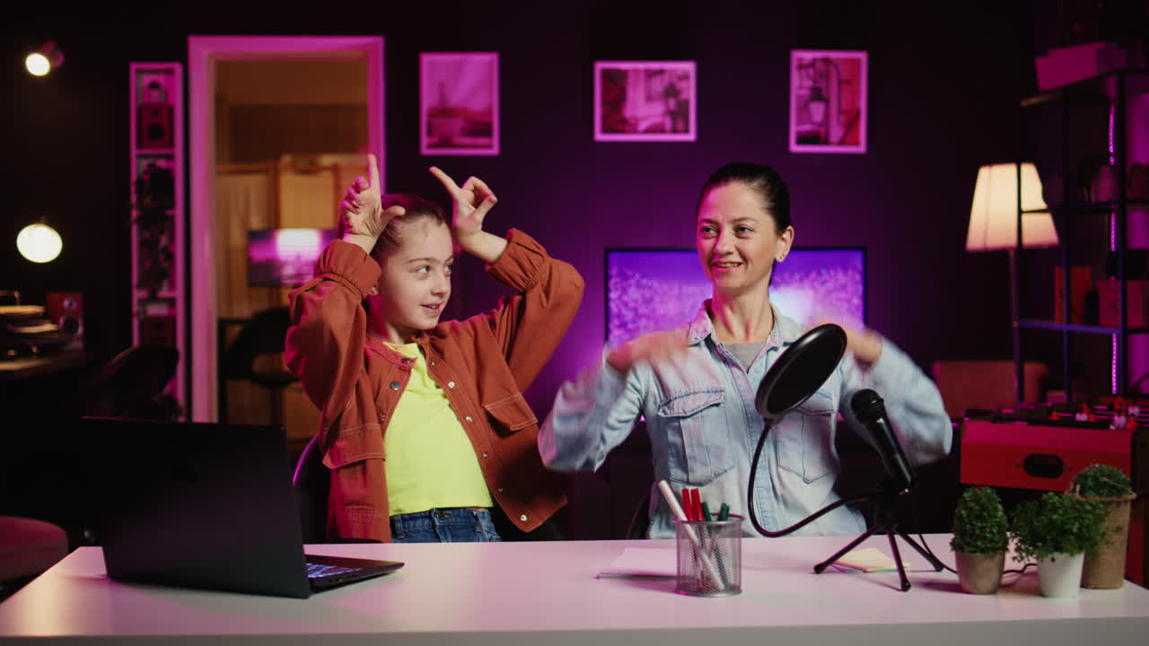 hija y madre felices en el estudio casero filmando un video juntos para los canales de redes sociales