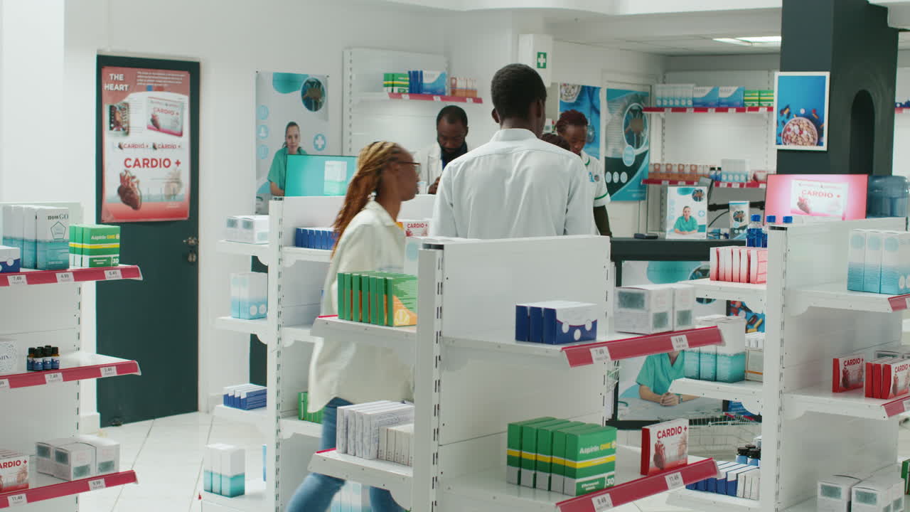 Farmacia con medicinali e personale