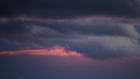 hermoso cielo de puesta de sol con nubes, lapso de tiempo de 4k, cielo de amanecer, crepúsculo, tiempo de tormenta