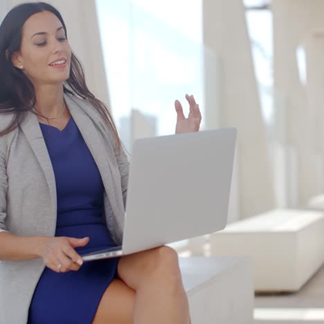 mujer de negocios relajándose y trabajando en una laptop
