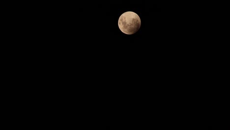 luna de sangre moviéndose a través del cielo