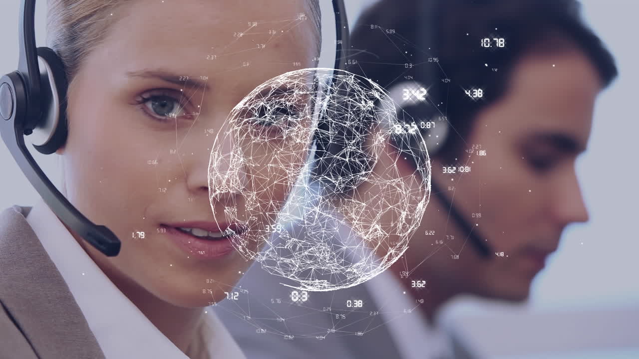 animación del globo con una red de conexiones sobre diversas personas de negocios que usan auriculares telefónicos