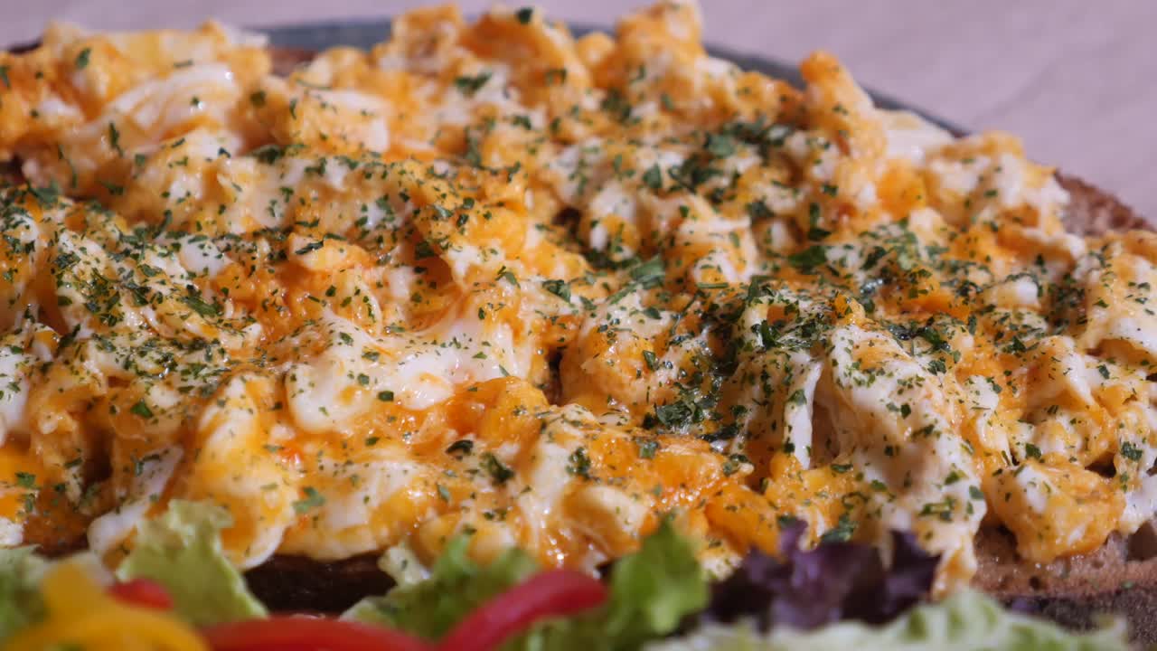 huevos revueltos con ensalada