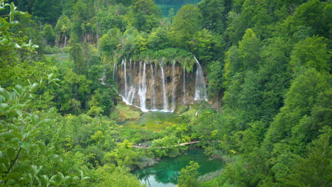 Cascada-En-Los-Lagos-De-Plitvice,-Croacia.