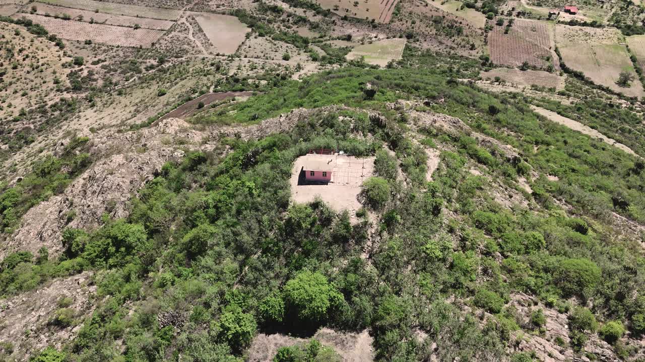 vista aérea de una capilla en la cima de una montaña sagrada en los valles centrales de oaxaca