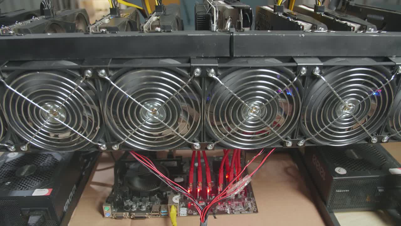 primer plano de la plataforma de minería de criptomonedas trabajando en la mesa