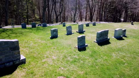 lápidas aéreas lentas en el cementerio de carolina del norte