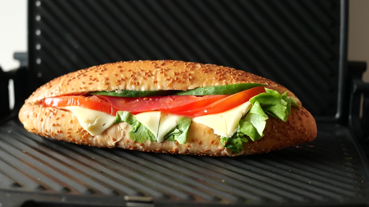 sándwich de queso a la parrilla con tomates, lechuga y pepinos