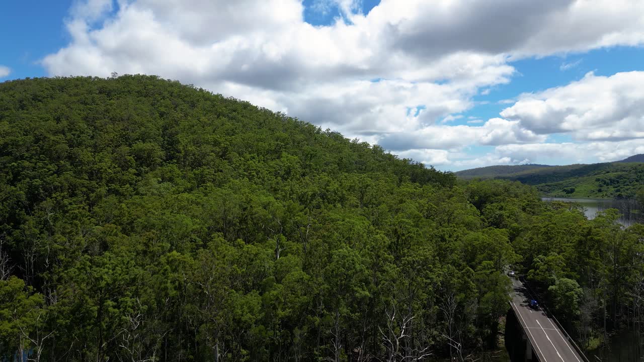 오스트레일리아 즐랜드 주 골드코스트 내륙에 있는 스프링브룩 국립공원의 파인 크리크 다리 위의 상승하는 공중 풍경