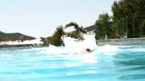 Fitter-Mann-Beim-Schmetterlingsschlag-Im-Pool