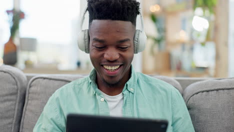 Casa,-Auriculares-Y-Hombre-Negro-En-Un-Sofá.