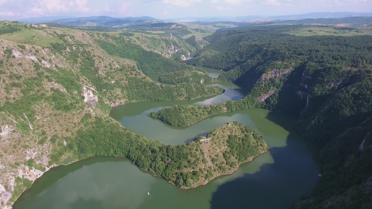 Pohled z vysoké nadmořské výšky na meandrující řeku Uvac v Srbsku, Evropa. Pomalý dopředný letecký záběr.