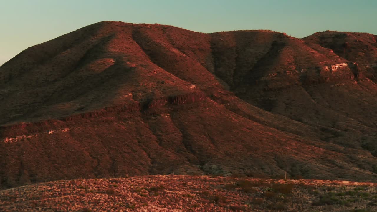 panorama de la montaña en el parque nacional big bend durante la hora dorada en texas, ee.uu.
