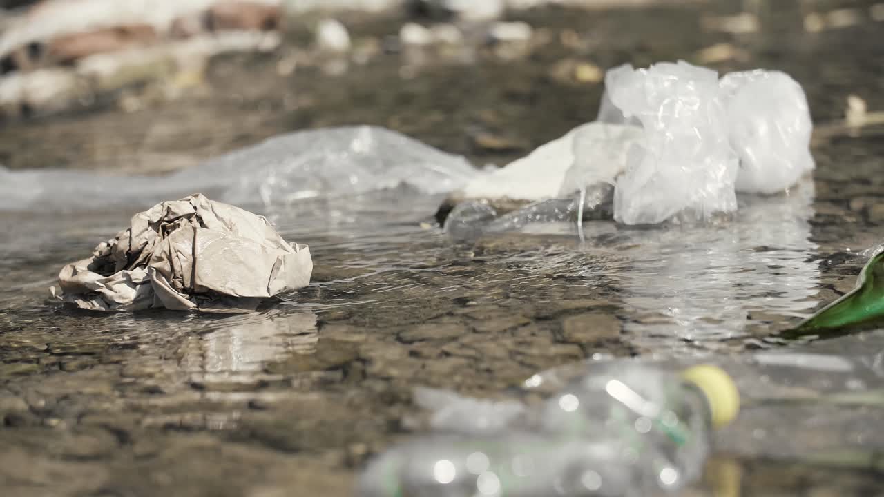 мусор, плавающий в реке