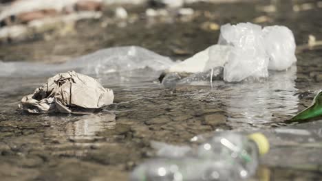 Basura-Flotante-En-El-Rio